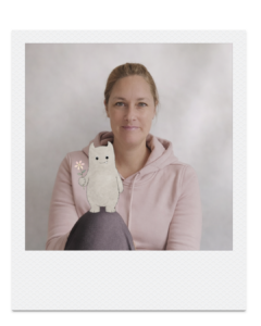 Christina, Gründerin von Mint Flamingo mit Mut Monster Illustration