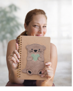 Christina mit Mutmach Otter Notizbuch