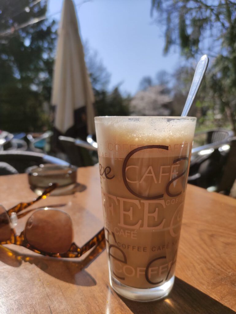 Herbstmomente - Kaffee draußen in der Sonne trinken